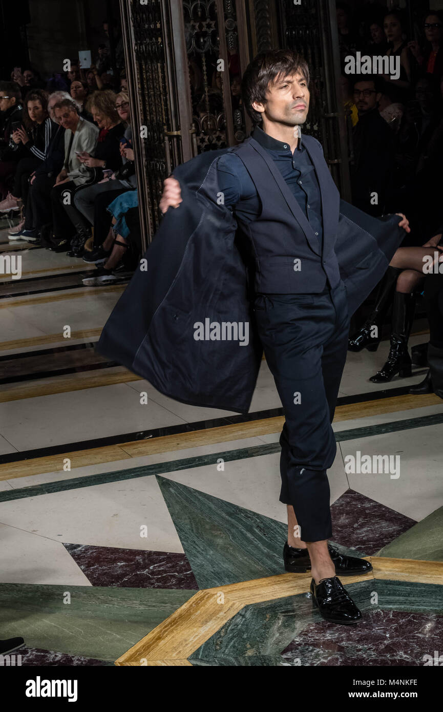 . La London Fashion Week, Scout di moda la sfilata di OLGA ROH, una Svizzera fashion designer che hanno scandito il suo show con ballerini classici in una fantastica presentazione. Credit Ian Davidson/Alamy Live News Foto Stock