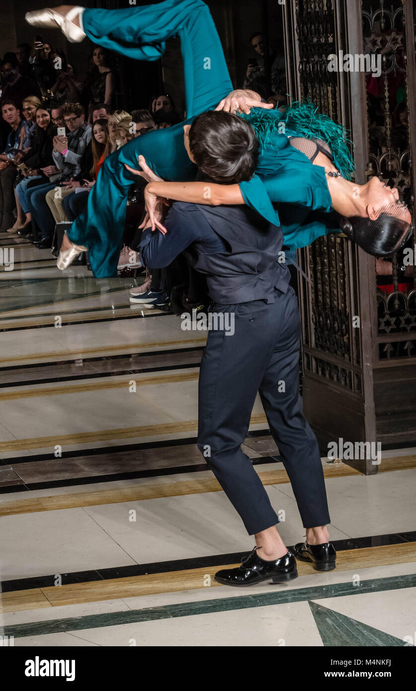 La London Fashion Week, Scout di moda la sfilata di OLGA ROH, un svizzero di designer di moda, che hanno scandito il suo show con ballerini classici in una fantastica presentazione. Credit Ian Davidson/Alamy Live News Foto Stock