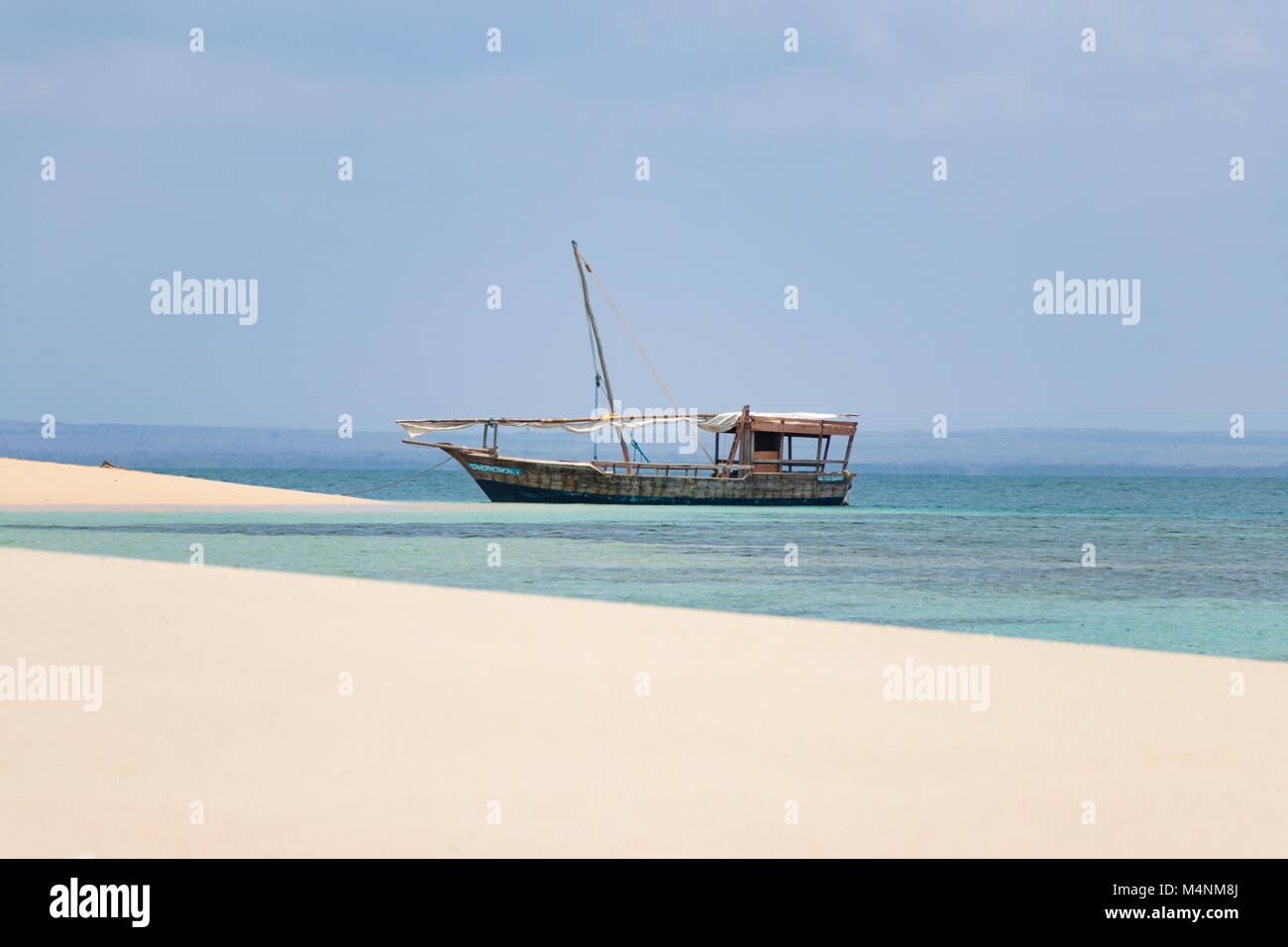 Isola deserta in Mozambico con mare turchese Foto Stock