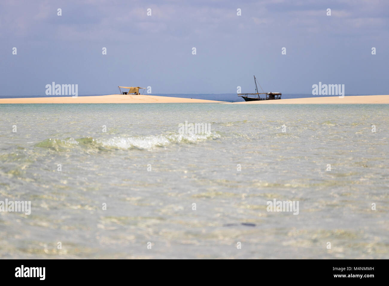 Isola deserta in Mozambico con mare turchese Foto Stock