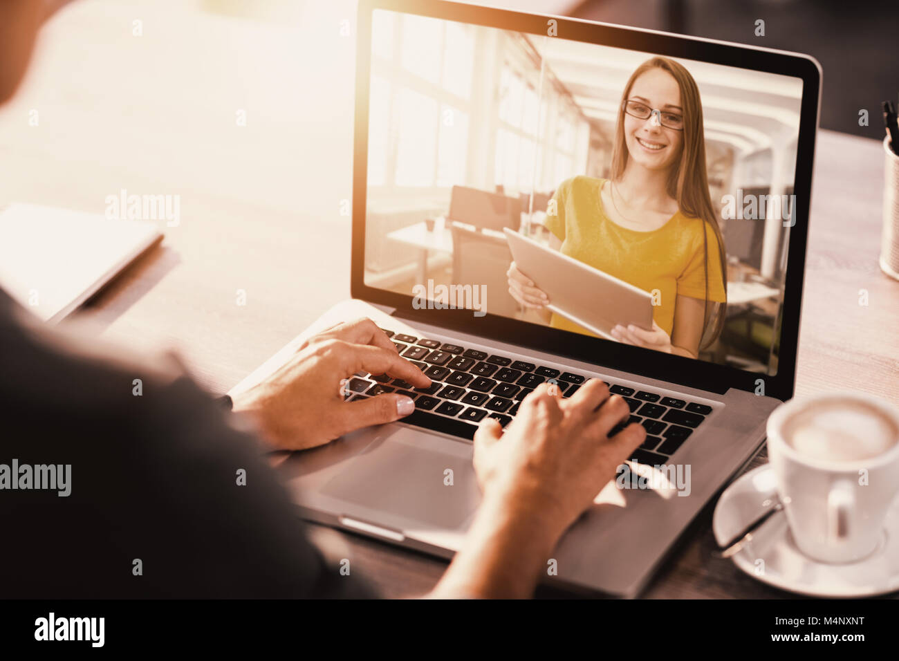 Immagine composita della femmina executive business utilizzando tavoletta digitale Foto Stock