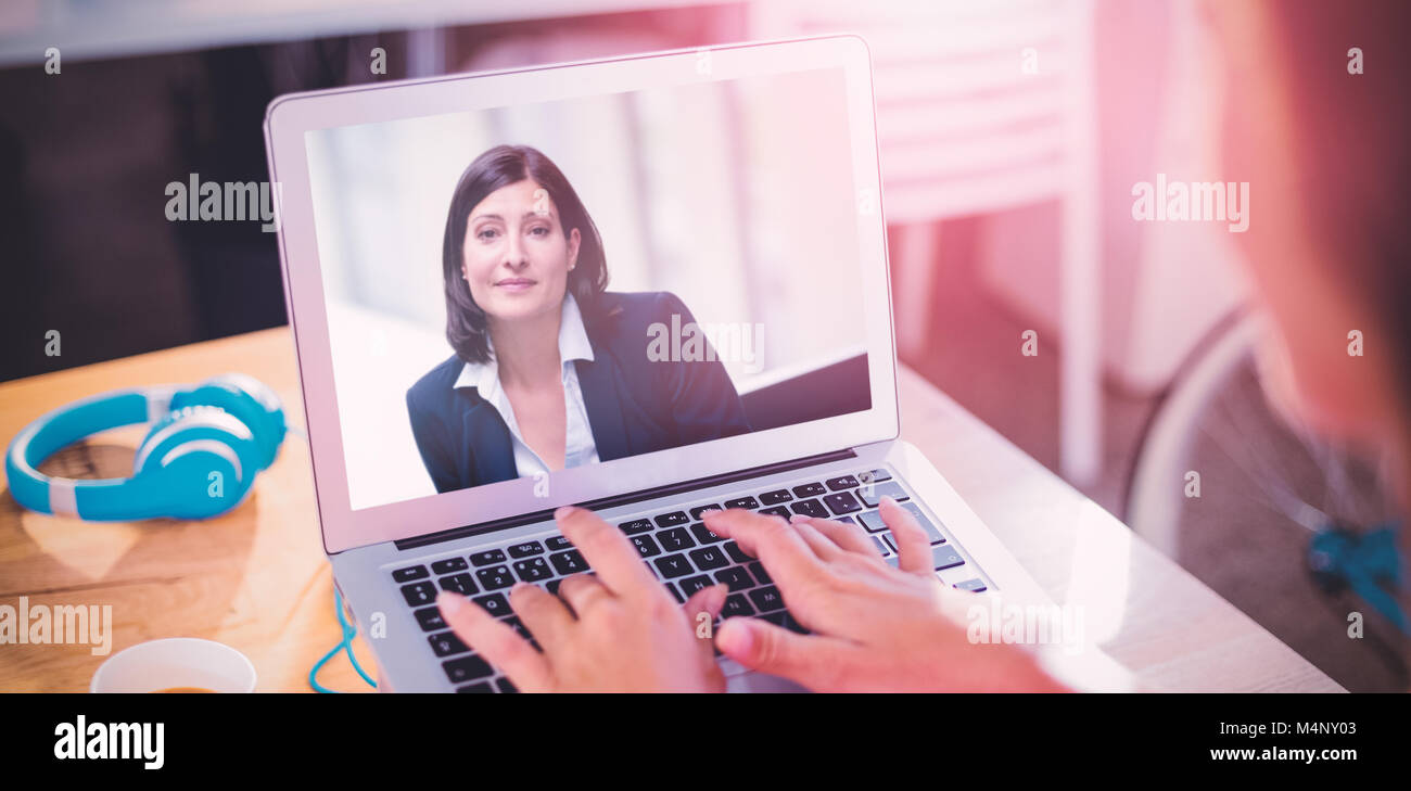 Immagine composita di business executive utilizzando laptop Foto Stock