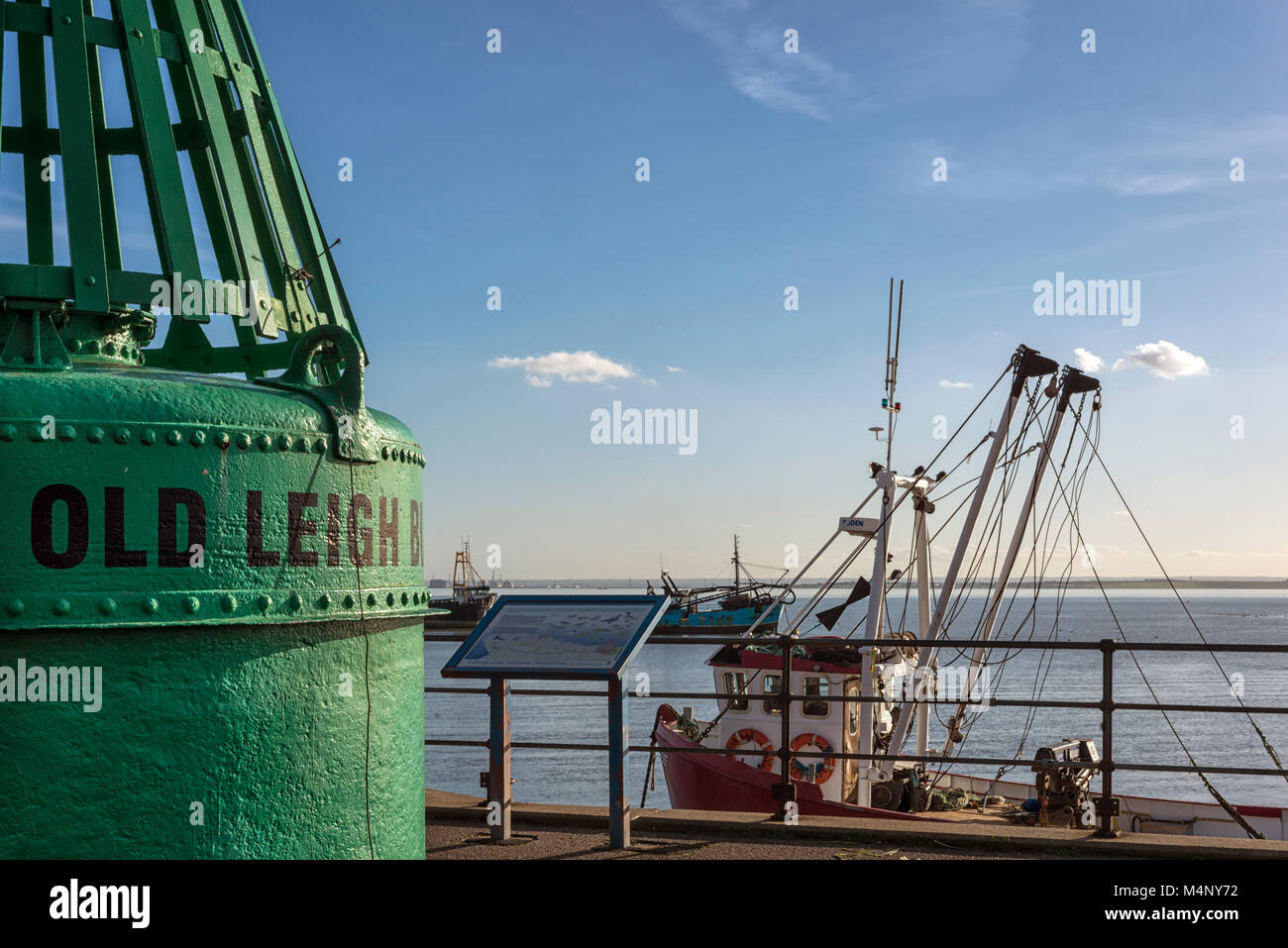 LEIGH-ON-SEA, ESSEX, REGNO UNITO - 16 FEBBRAIO 2018: La vecchia Leigh Buoy con Cockle Boat sullo sfondo Foto Stock