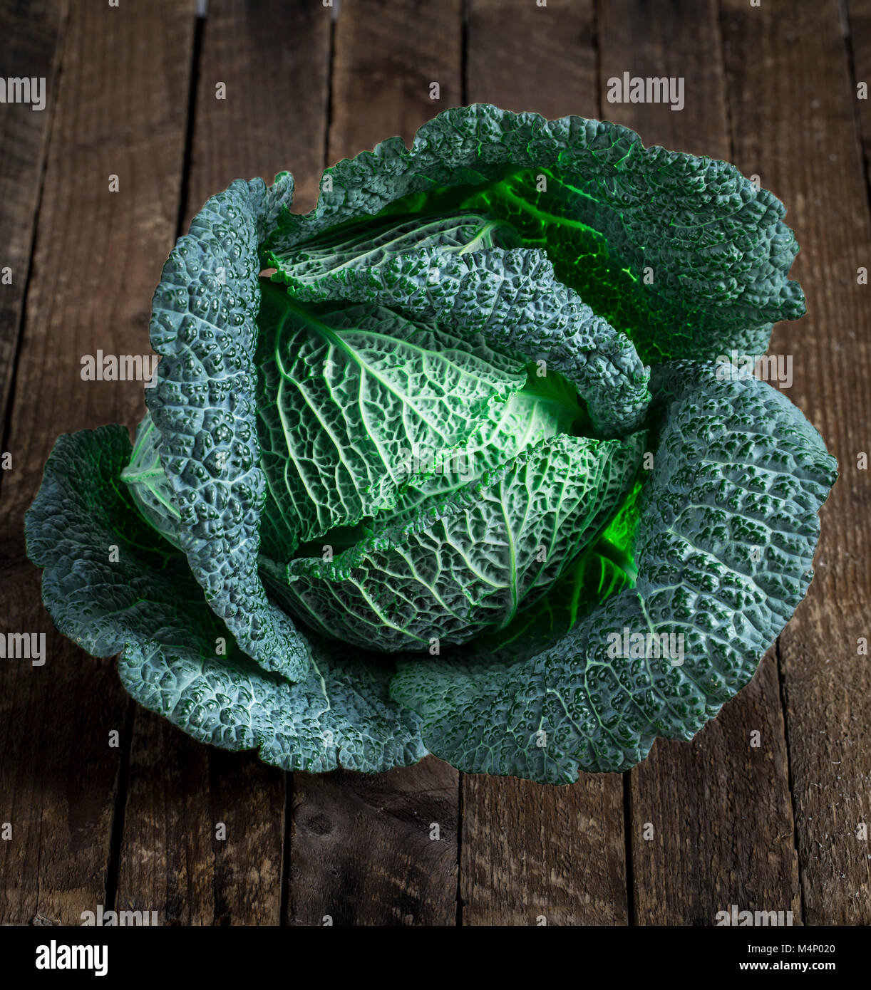 Fresh cavolo verza closeup rustico sfondo di legno Foto Stock