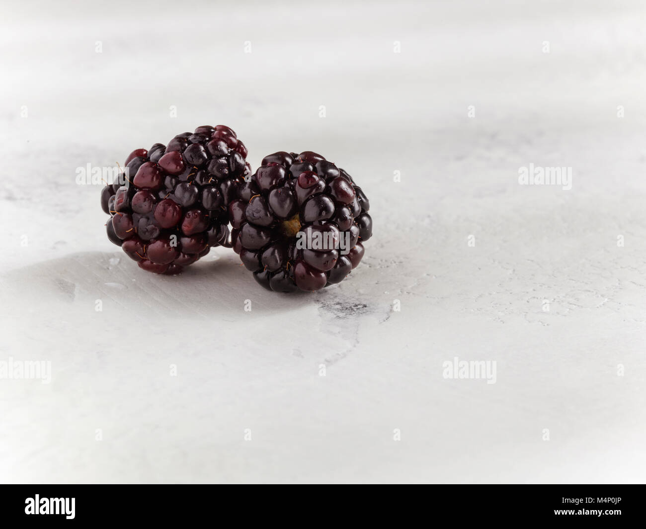 Macro shot di dettaglio blackberry su bianco superficie testurizzata Foto Stock