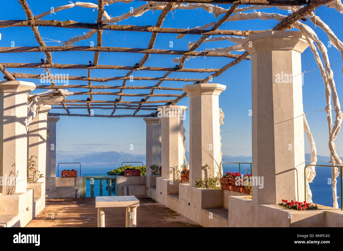 La terrazza panoramica a Villa Rufolo a Ravello Foto Stock