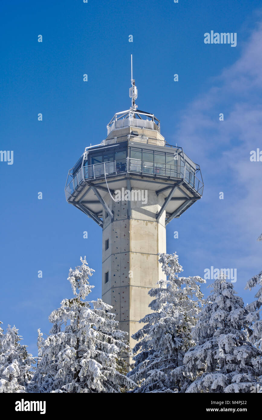 Willingen, Germania - 7 febbraio 2018 - Torre Hochheide sul vertice del Ettelsberg davanti a un cielo blu con coperte di neve alberi sempreverdi in Foto Stock