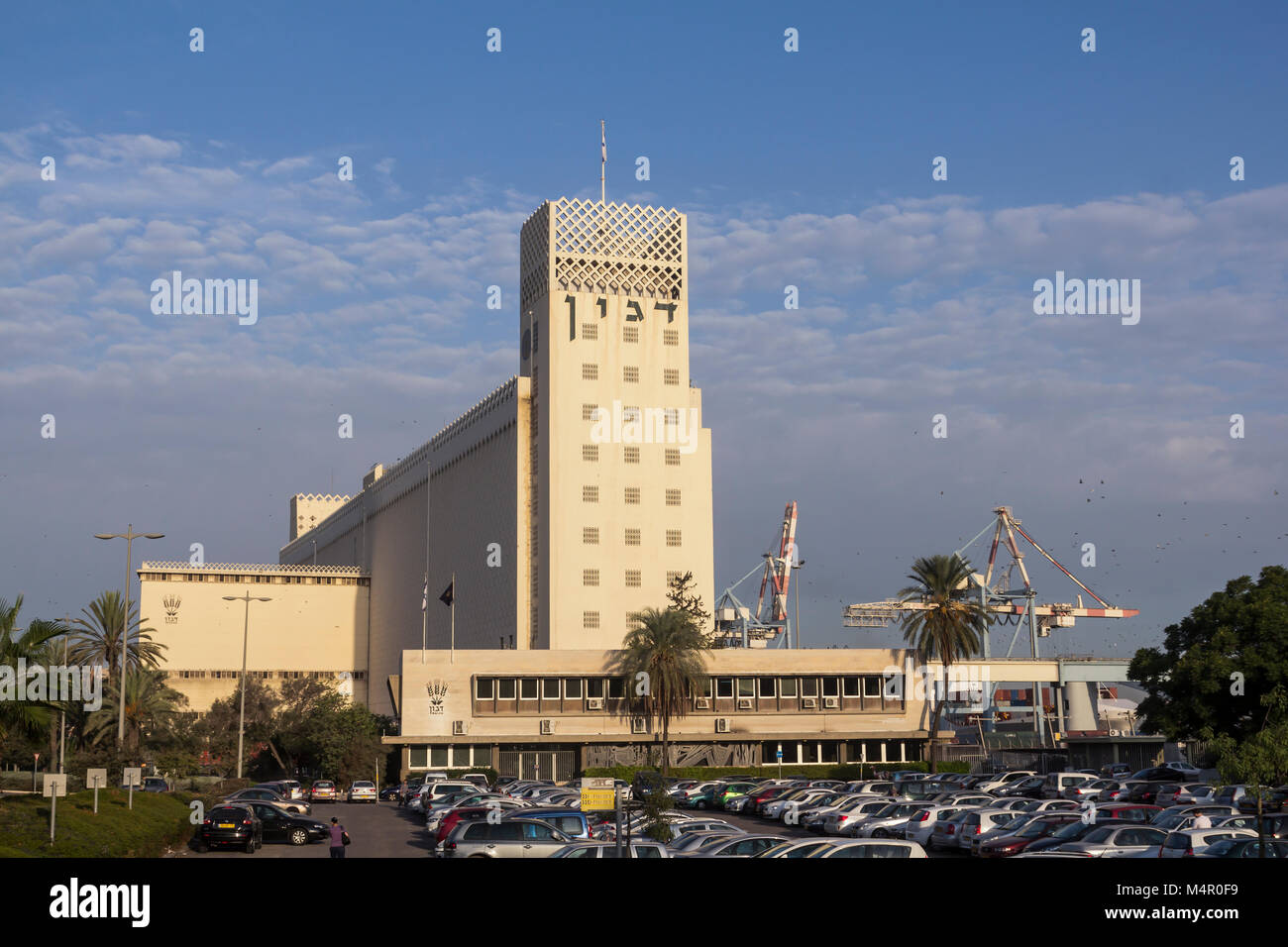Haifa, Israele - 6 Novembre 2012: Uno dei più grandi elevatori della granella nel porto Foto Stock