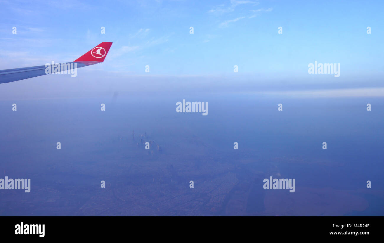 DUBAI, Emirati Arabi Uniti - Marzo 30th, 2014: un'ala e la visualizzazione della finestra al di fuori di un Turkish Airlines aereo con vista la mattina di Dubai Foto Stock