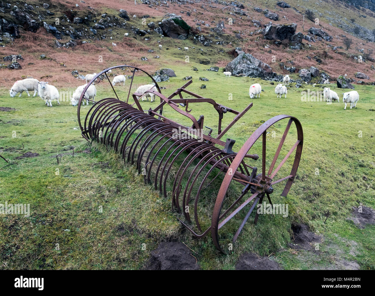 Agricoli abbandonati fienagione macchina a Isle of Mull, Ebridi Interne, Scozia. Foto Stock