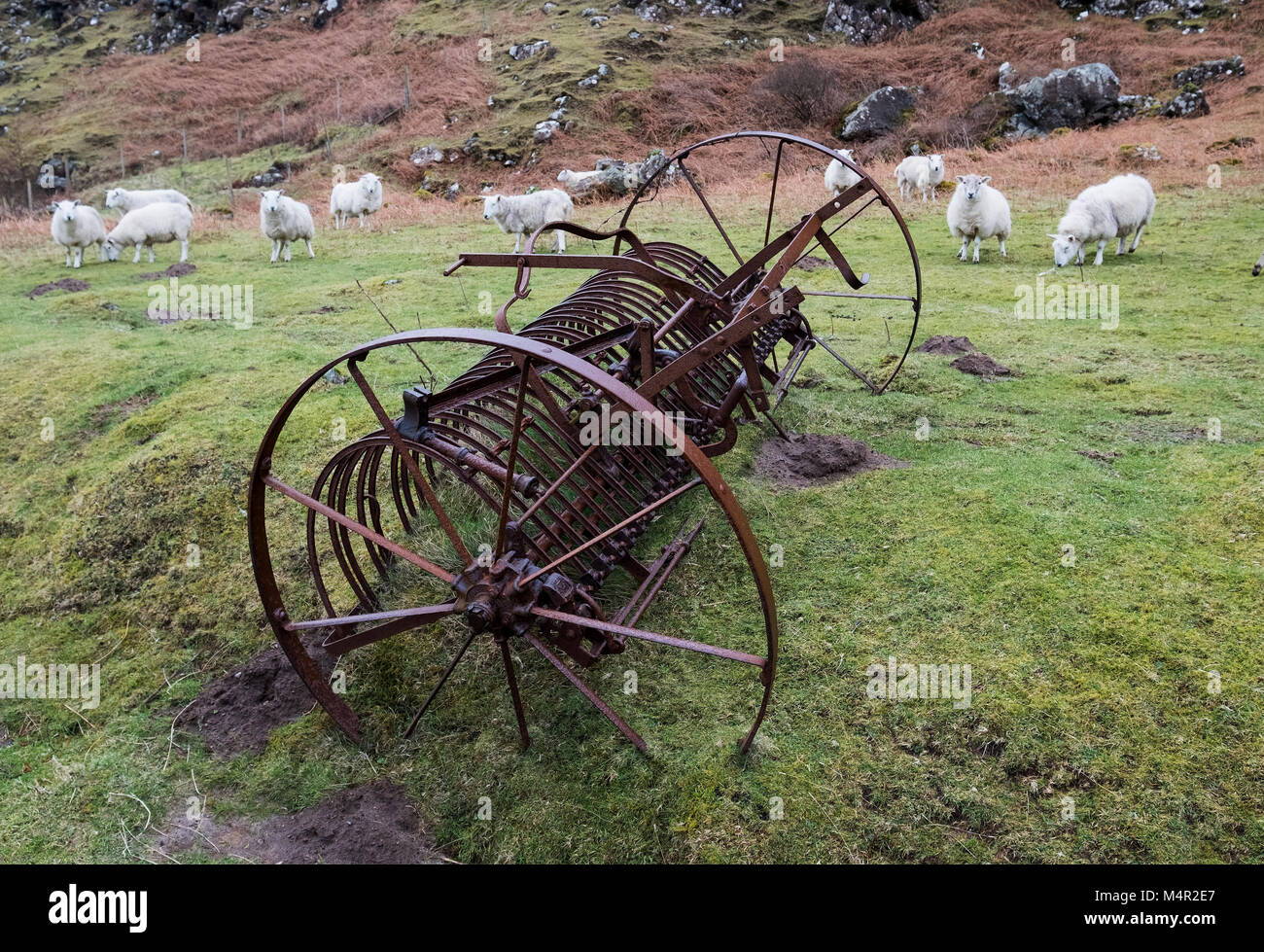 Agricoli abbandonati fienagione macchina a Isle of Mull, Ebridi Interne, Scozia. Foto Stock