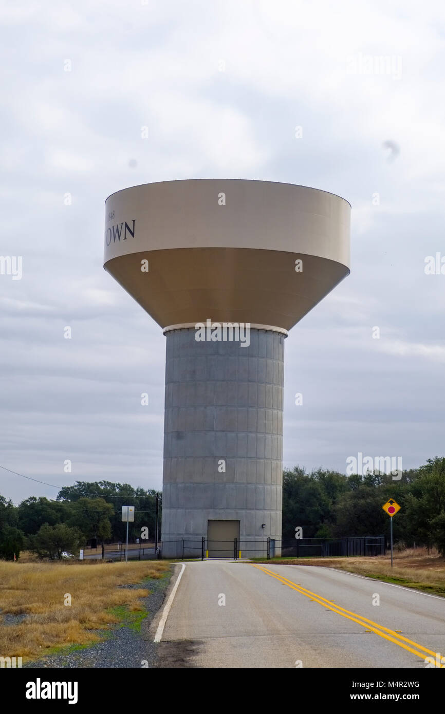 Grande acqua torre usata per acqua comunale lo stoccaggio e la fornitura mostrato contro un cielo nuvoloso Foto Stock