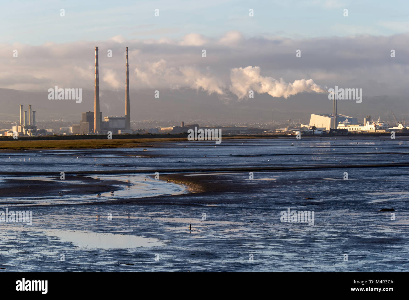 Skyline industriale della città di Dublino attraverso la baia di Dublino con l'inceneritore e Poolbeg del camino nella vista Foto Stock