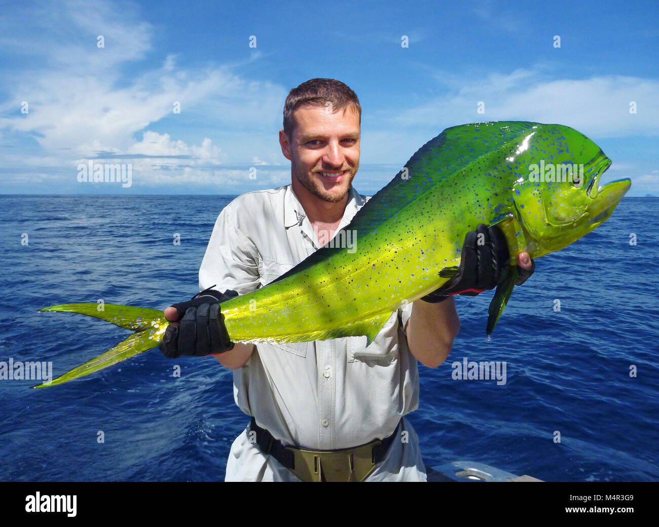 La pesca in mare profondo, Big game pesca. cattura del pesce. Lucky  fisherman tenendo una bella lampuga (mahi mahi Foto stock - Alamy