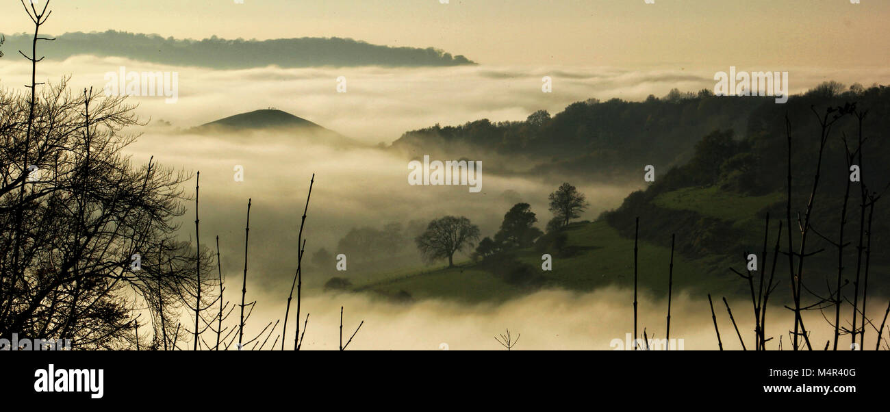 La nebbia sulle colline da Uley Fort, Uley, Gloucestershire, Regno Unito Foto Stock