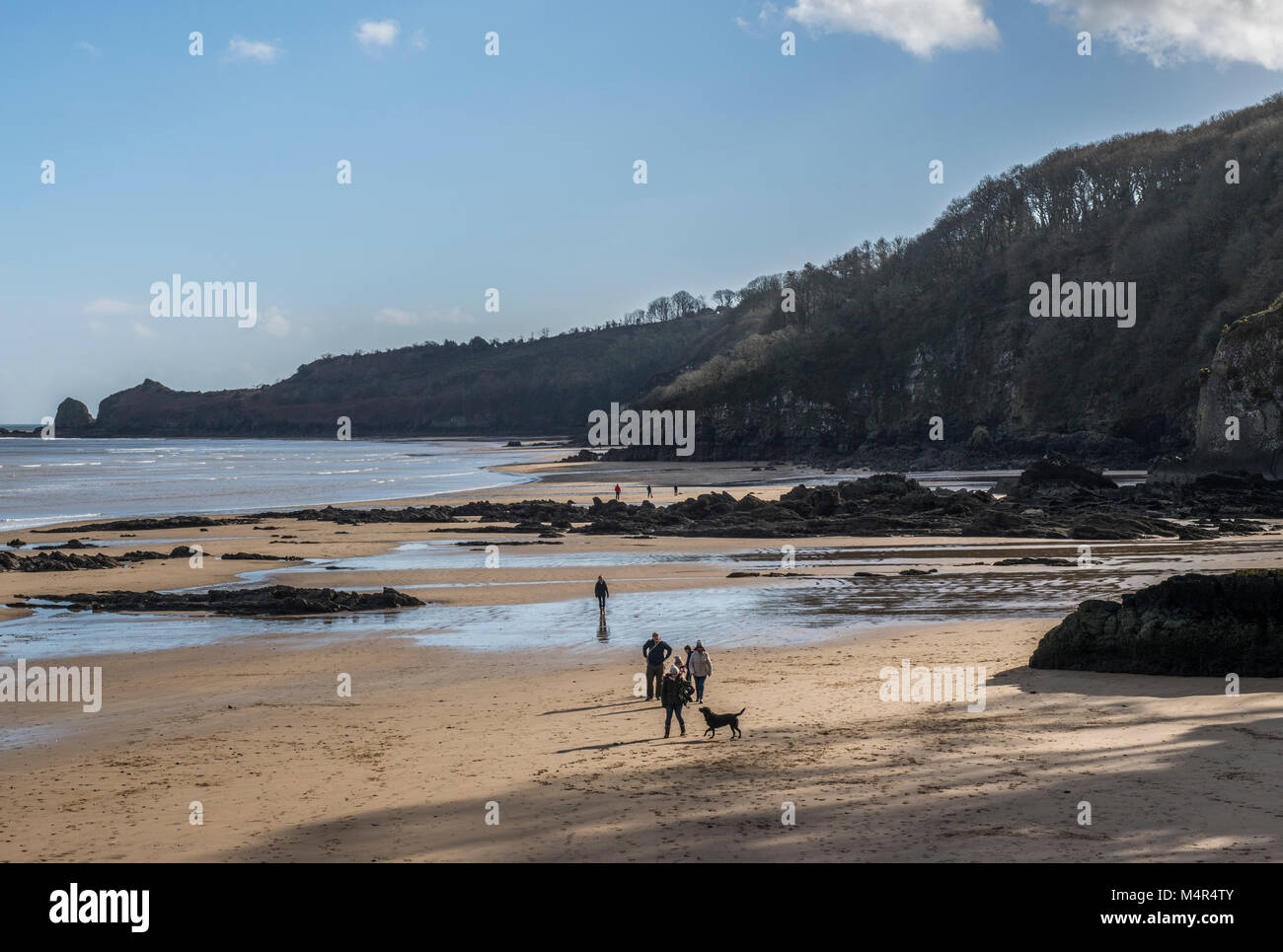 Saundersfoot sulla spiaggia Il Pembrokeshire Coast, West Wales, con gente camminare sulla sabbia. Foto Stock