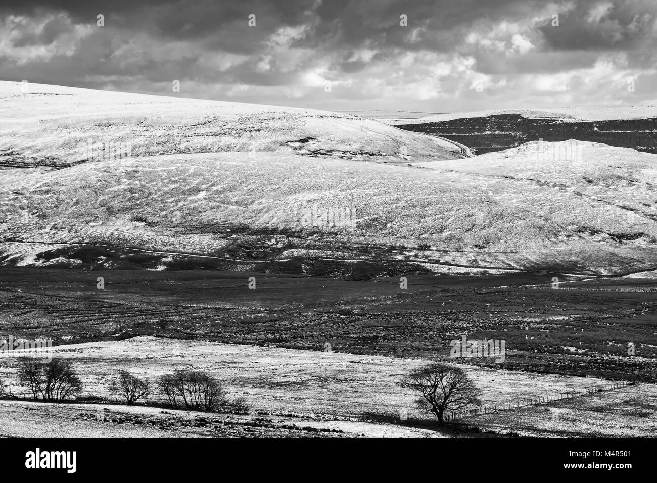 Le immagini in bianco e nero di neve sulle colline nel Parco Nazionale di Peak District,Inghilterra Foto Stock