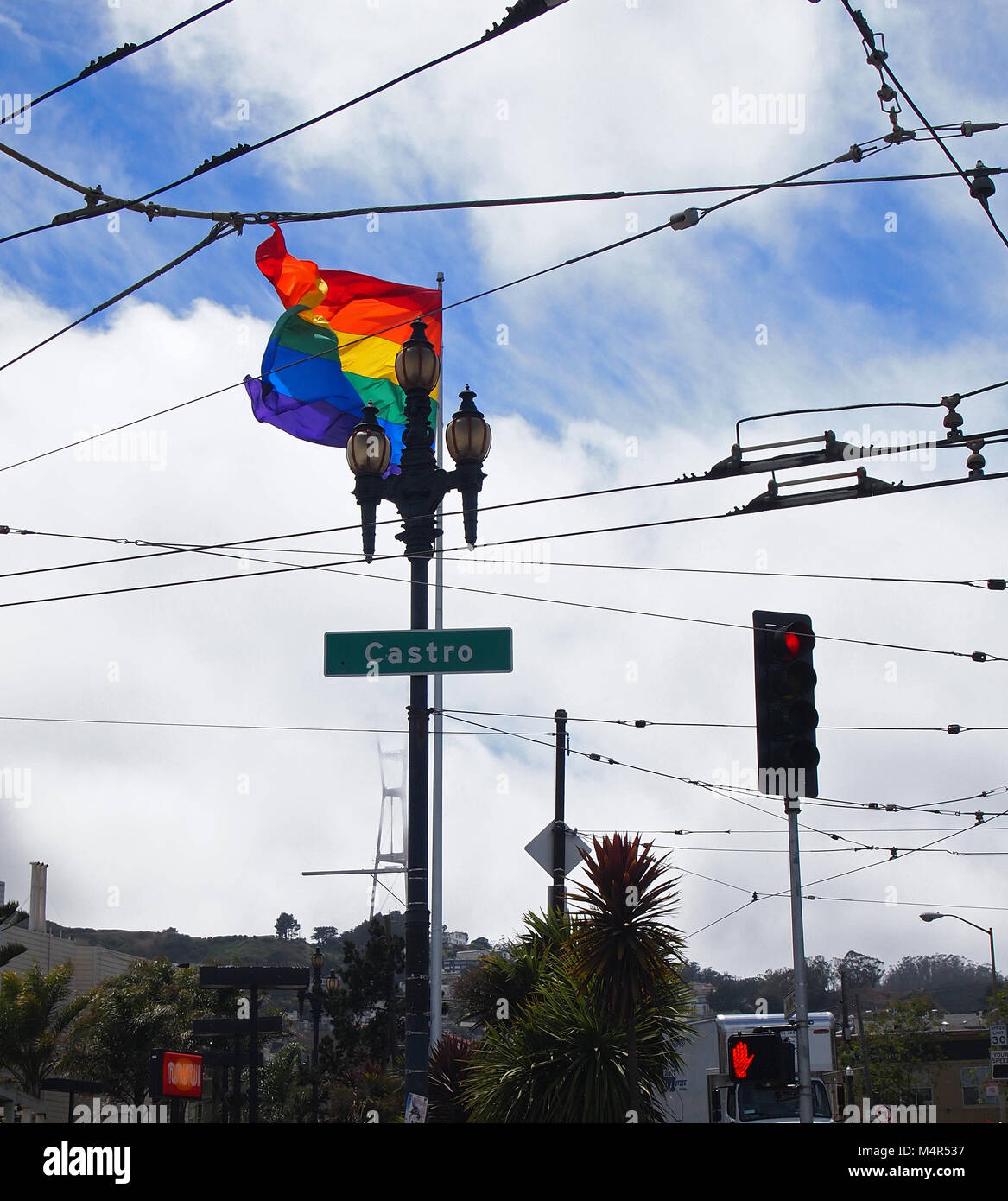 Castro street segno e bandiera gay, San Francisco, California Foto Stock