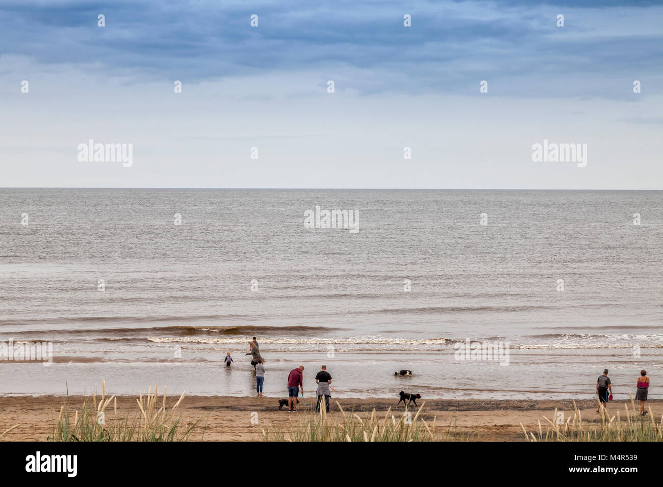 Le persone che si godono la spiaggia di Mablethorpe,Inghilterra Foto Stock