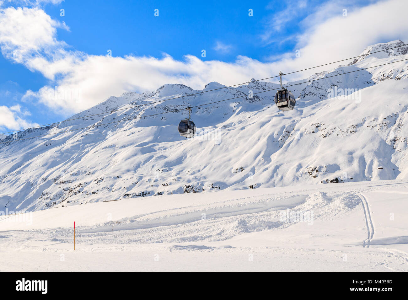 Due vetture in gondola in Obergurgl-Hochgurgl mountain ski area durante la bella e soleggiata giornata invernale, Austria Foto Stock