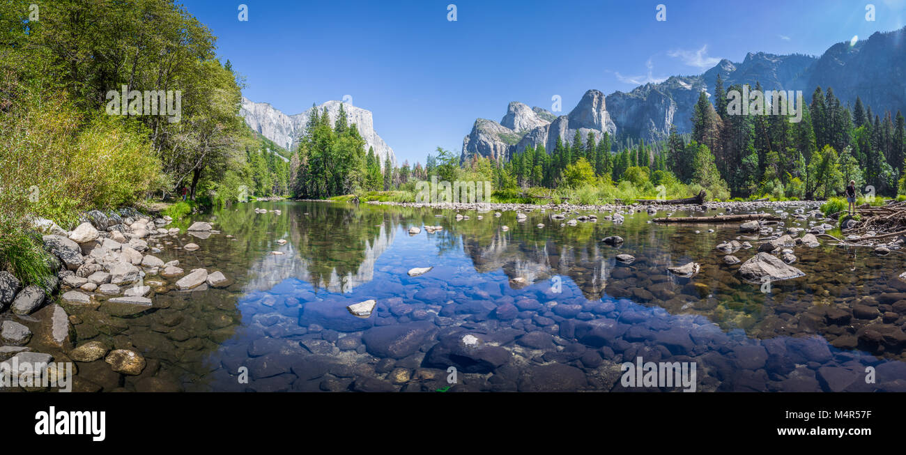 Vista panoramica del famoso Parco Nazionale di Yosemite Valley con bellissimo fiume Merced su scenic giornata soleggiata con cielo blu in estate, il Parco Nazionale Yosemite in California Foto Stock
