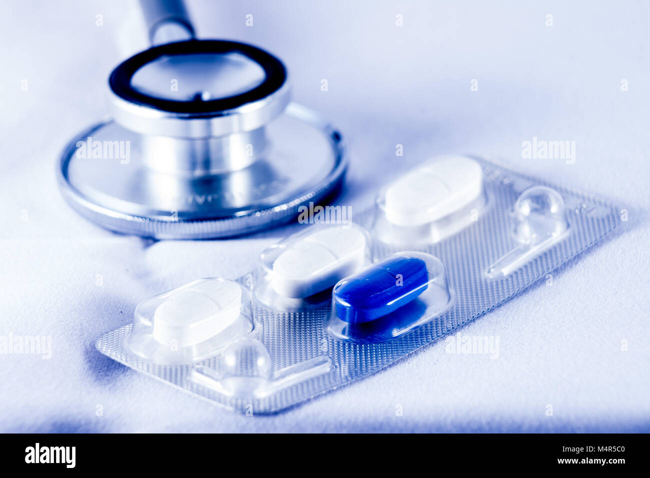 Uno stetoscopio farmacoterapia e clinica di cura Foto Stock