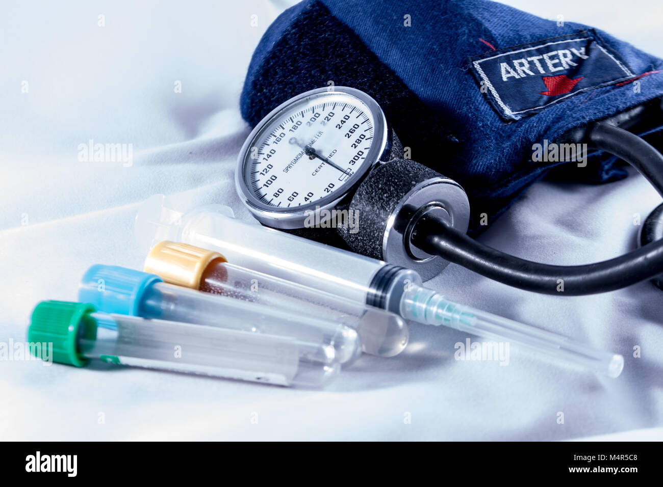 Diagnosi, sfigmomanometro, siringa, esami del sangue e cure Foto Stock