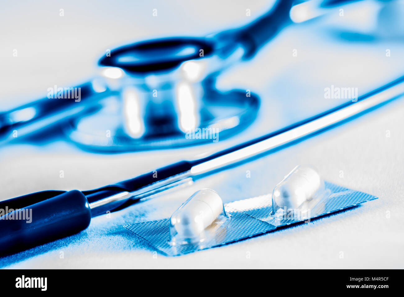 Uno stetoscopio e farmaci, la diagnosi medica e infermieristica Foto Stock