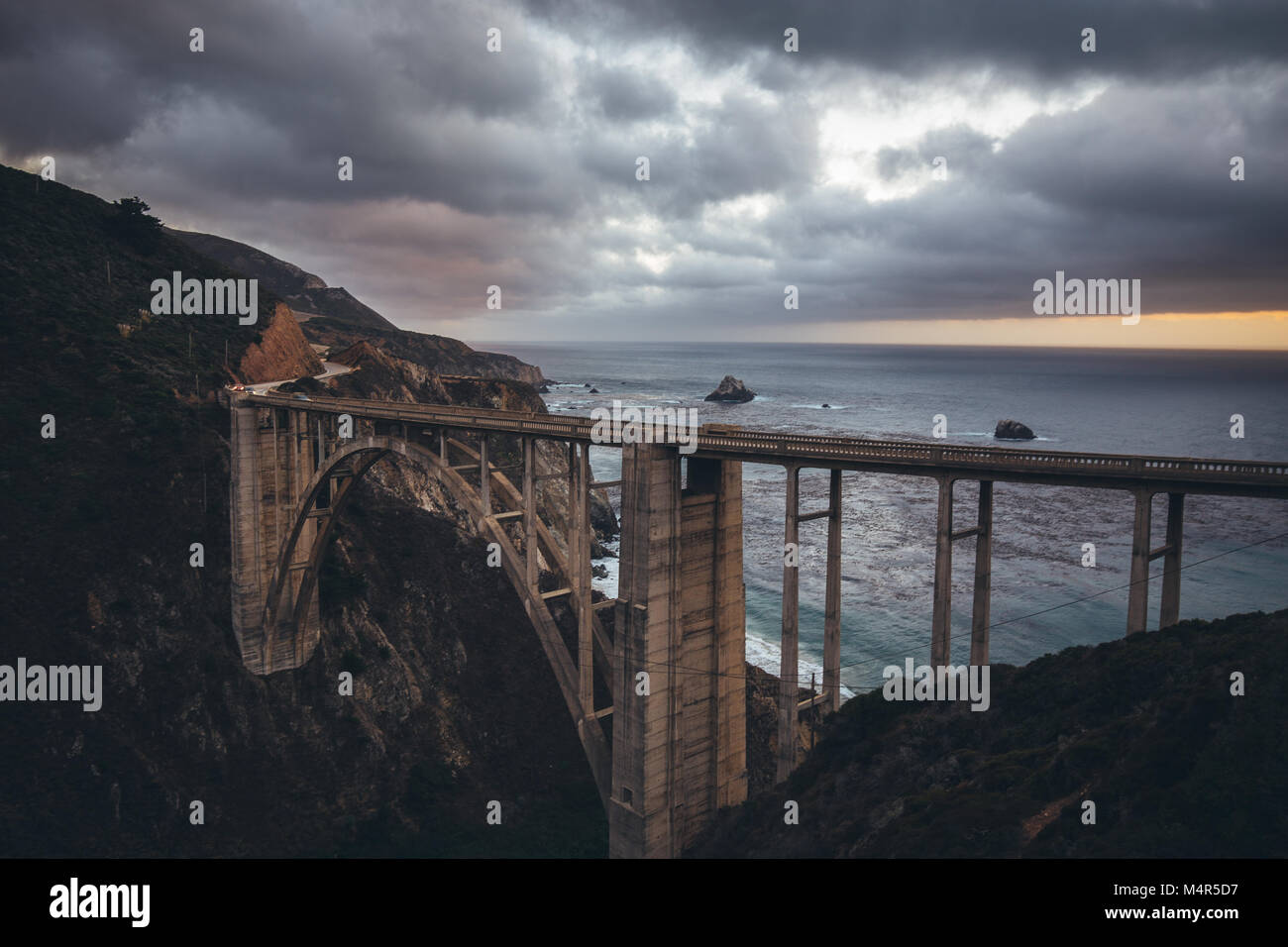 Scenic vista panoramica del centro storico di Bixby Creek Bridge lungo la famosa Highway 1 in bella serata crepuscolo, Big Sur, CALIFORNIA, STATI UNITI D'AMERICA Foto Stock