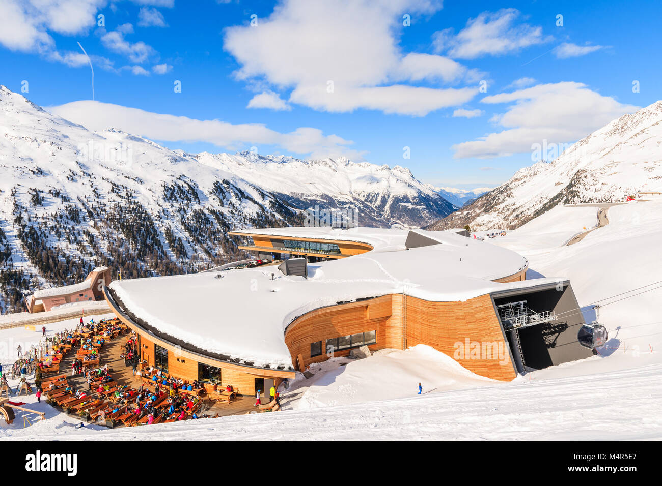 HOCHGURGL-OBERGURGL Mountain Museum, Austria - 31 GEN 2018: Vista di Motorcycle Museum e gondola auto stazione di sollevamento in belle montagne Hochgurg Foto Stock