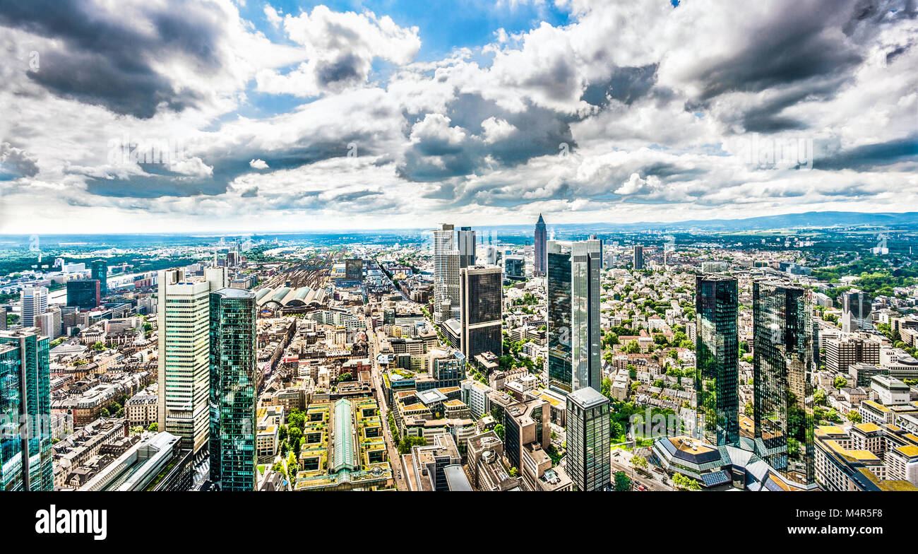 Vista panoramica di Frankfurt am Main skyline con drammatica cloudscape, Hessen, Germania Foto Stock