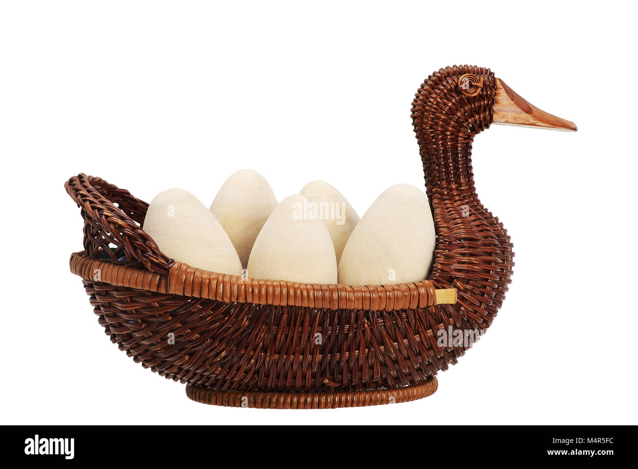 Felice Pasqua. le uova in un cesto di vimini isolato. duck vimini. in legno. uova artigianali fatti a mano. Foto Stock