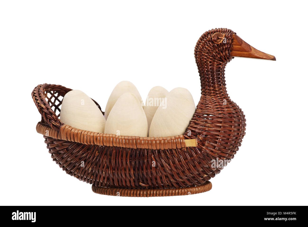 Felice Pasqua. le uova in un cesto di vimini isolato. duck vimini. in legno. uova artigianali fatti a mano. Foto Stock