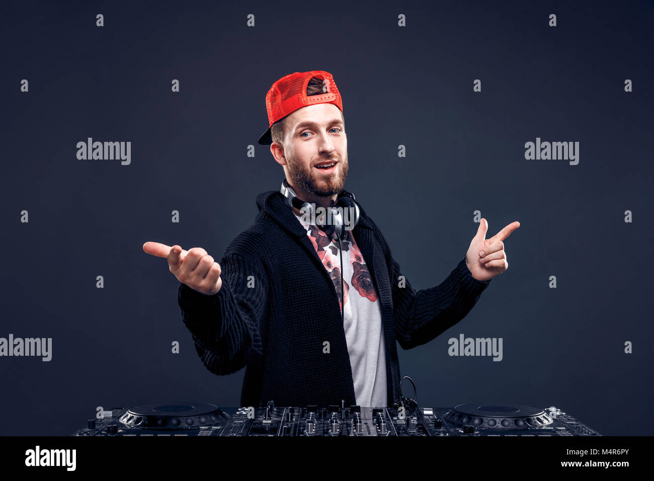 Man Riproduci musica su un dj mixer. Studio shot. Foto Stock