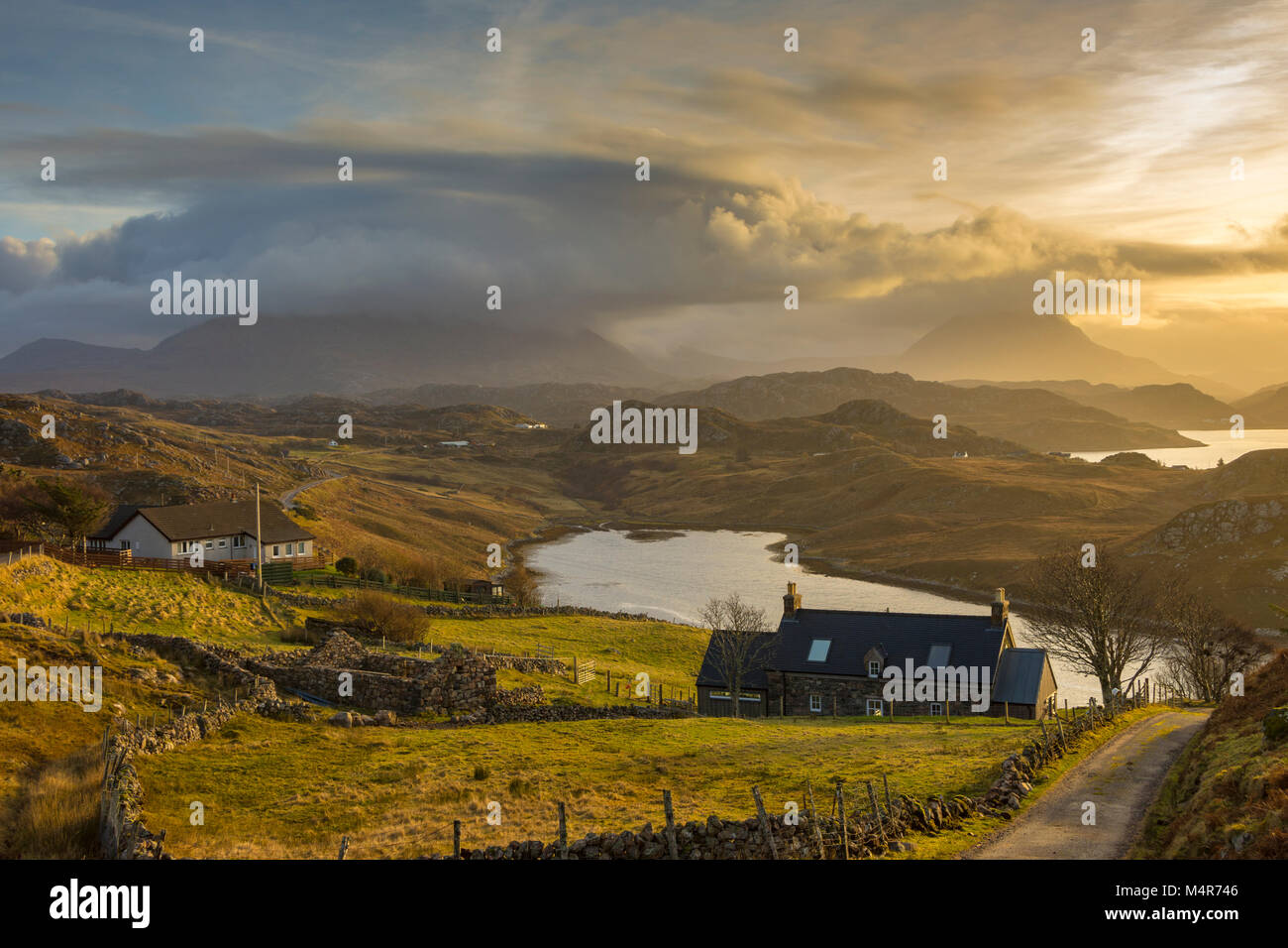 I picchi di Foinaven e Arkle sopra Loch Inchard, da Badcall, vicino Kinlochbervie, Sutherland, Scotland, Regno Unito Foto Stock