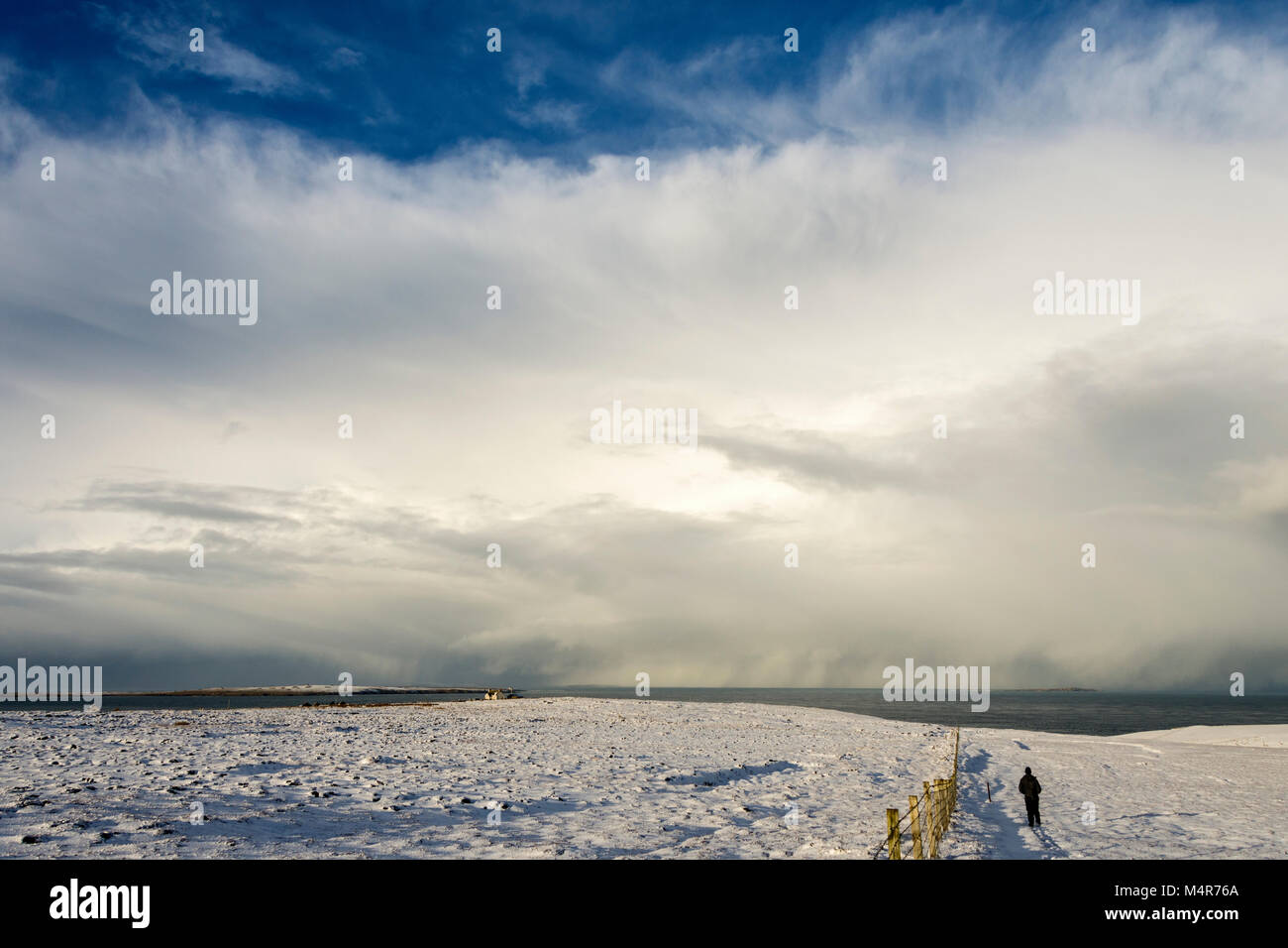Cumulonimbus enorme nube su Pentland Firth, dalla testa Duncansby, Caithness in Scozia, Regno Unito. L'Isola di stroma in basso a sinistra. Foto Stock