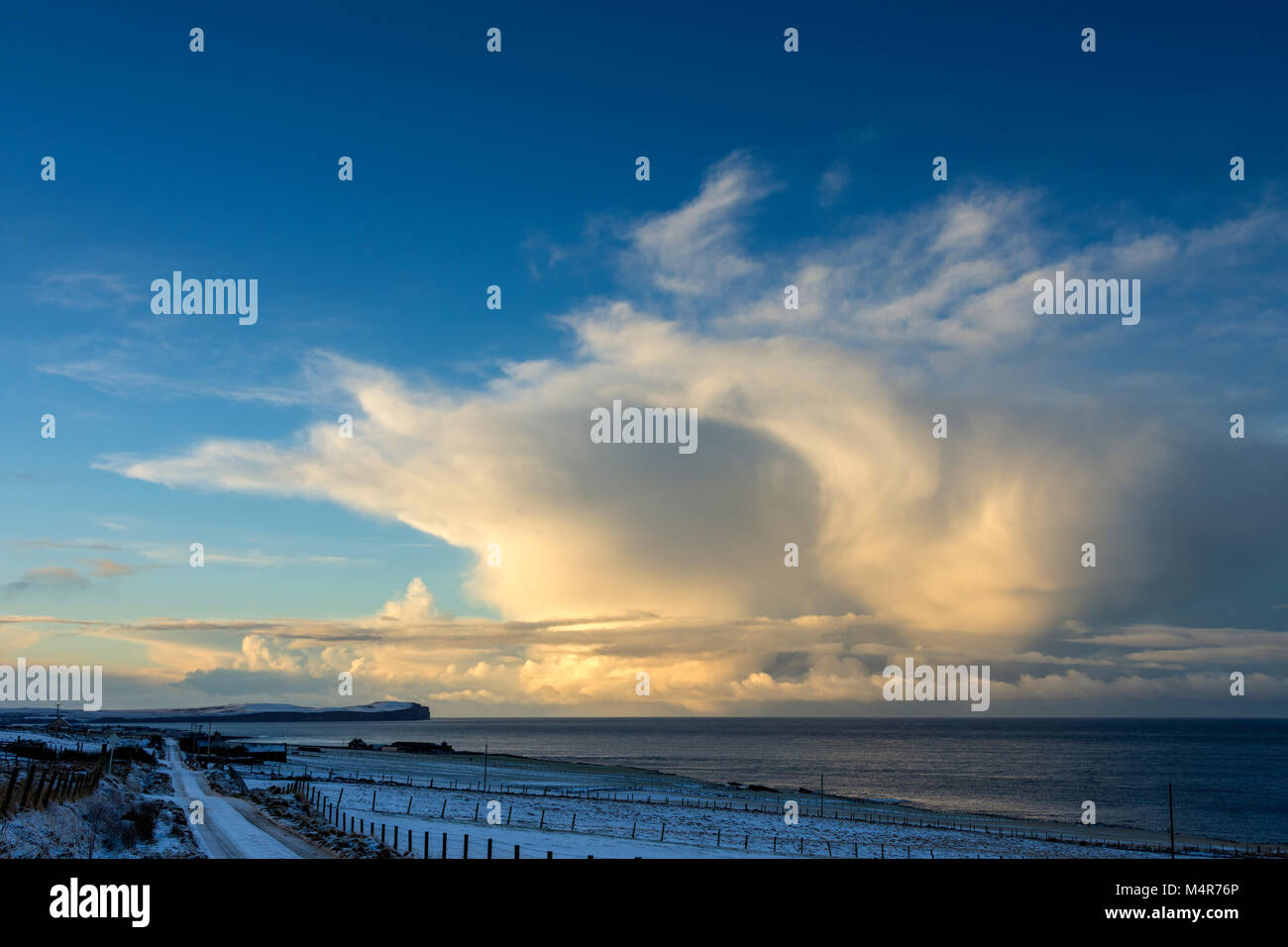 Cumulonimbus cloud vicino al tramonto sulla testa di Dunnet e Pentland Firth, dal vicino San Giovanni punto, Caithness in Scozia, Regno Unito Foto Stock