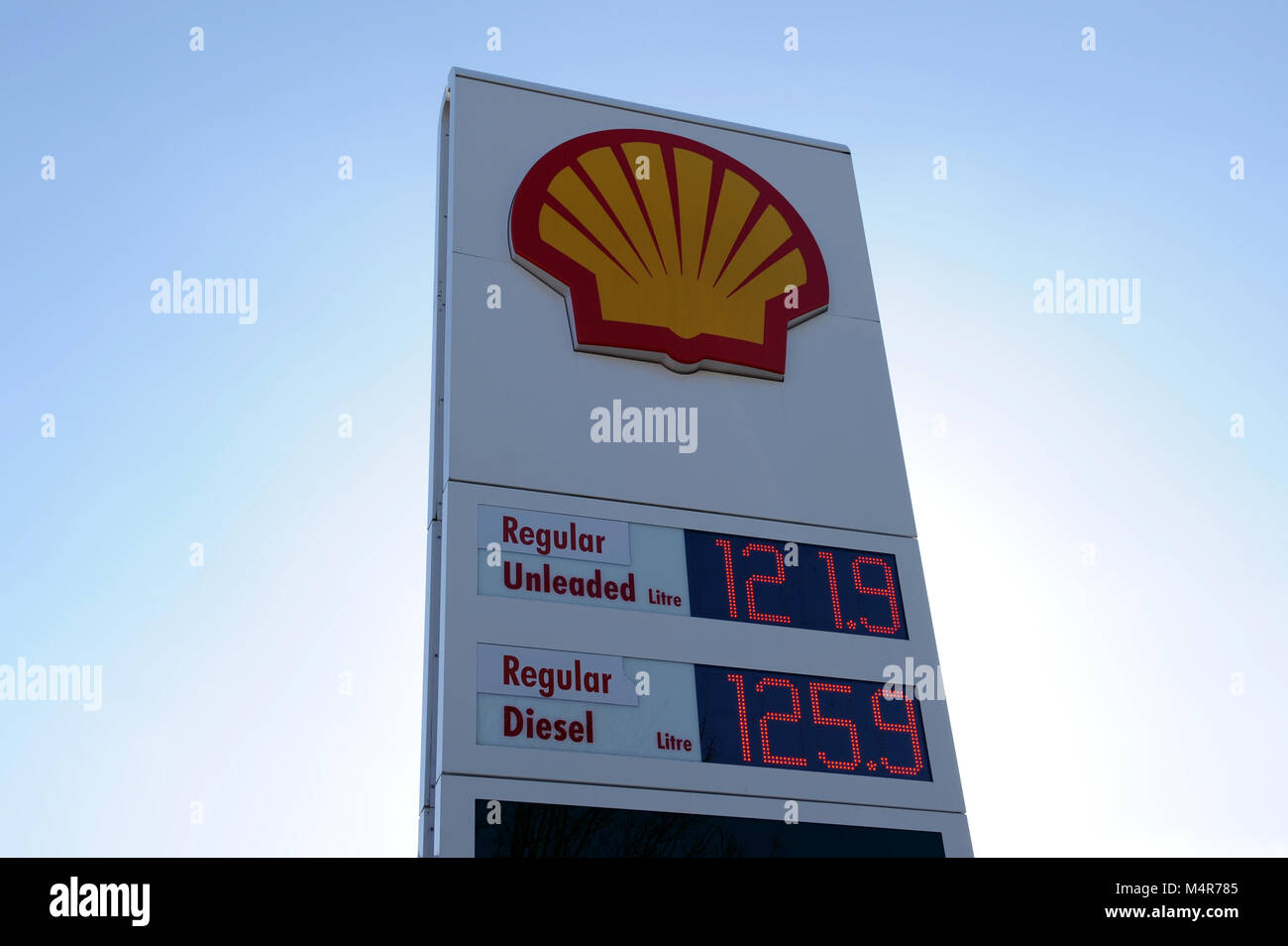 Royal Dutch Shell sign in corrispondenza di una stazione di benzina a Londra in Inghilterra Foto Stock