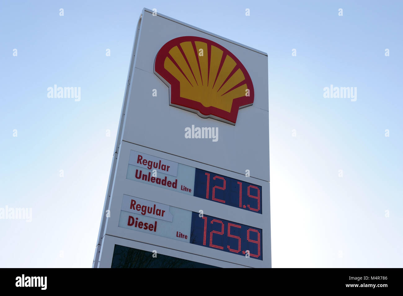 Royal Dutch Shell sign in corrispondenza di una stazione di benzina a Londra in Inghilterra Foto Stock