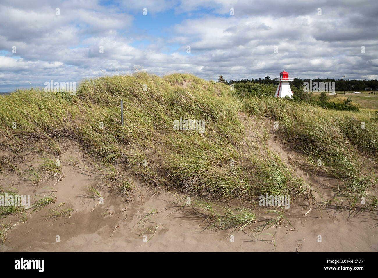 Faro sulla spiaggia dune di Shediac, NB, Canada Foto Stock
