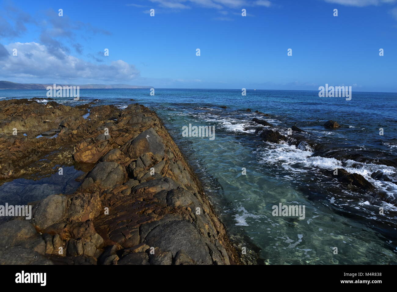 Cool chiara spiaggia invernale a piedi alcune scene a Carrickalinga e seconda valle vicino a Normanville,Victor Harbor, Adelaide, Australia del Sud Foto Stock