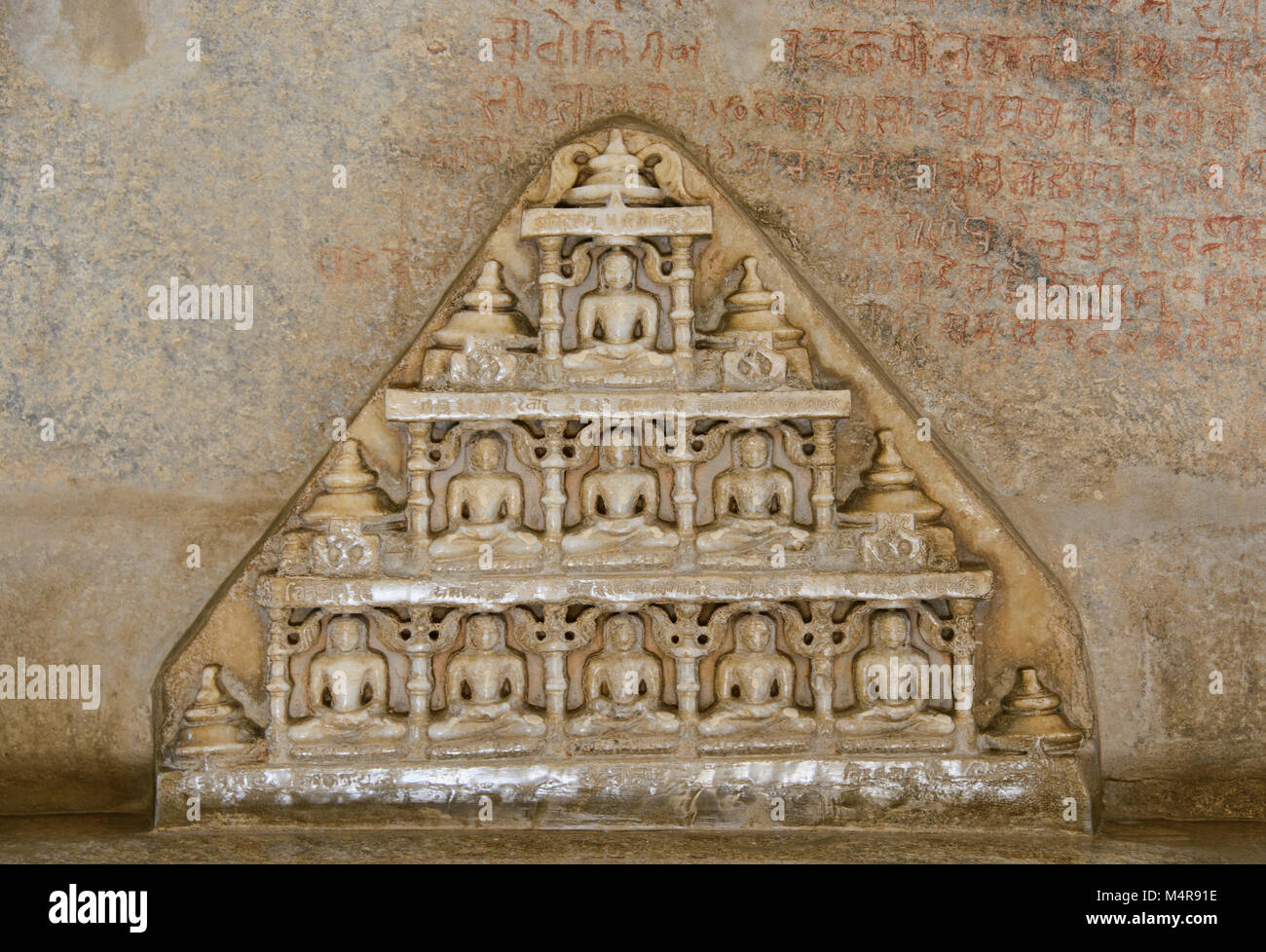 Intricate figure scolpite in marmo di abbagliamento Ranakpur Jain Temple, Rajasthan, India Foto Stock