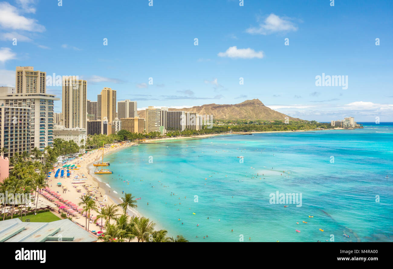 Veduta aerea della bella delle acque verde smeraldo del Waikiki Hawaii, con Diamondhead visibile in background, in una calda e chiara giornata di sole. Foto Stock