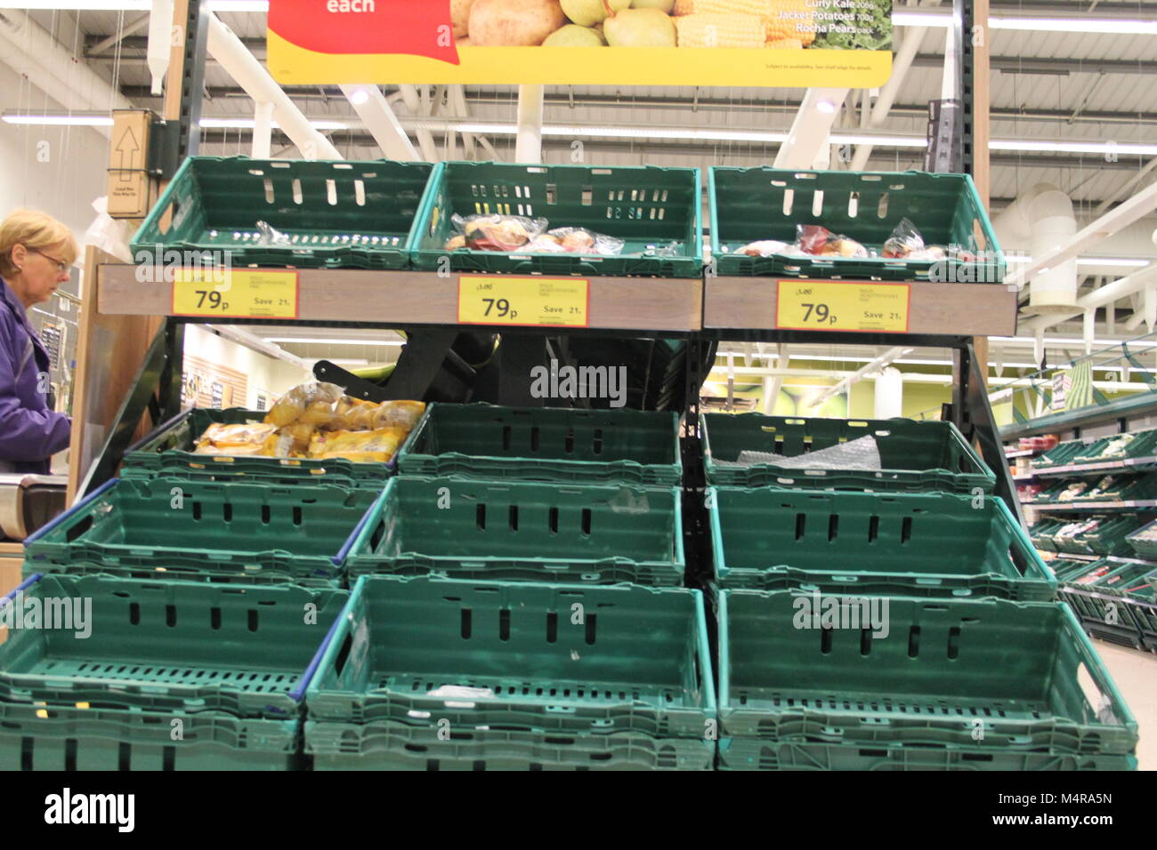 Svuotare British scaffali del supermercato. La scarsità di cibo. Foto Stock