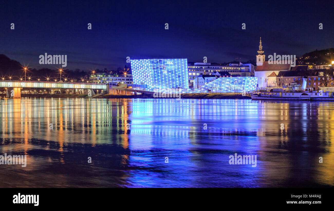 Il Centro Ars Electronica a Linz di notte Foto Stock