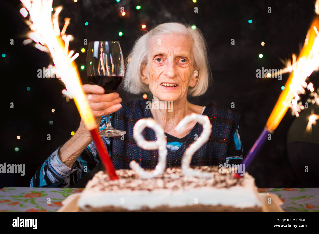 Senior donna tostare per la sua festa di compleanno festa Foto Stock