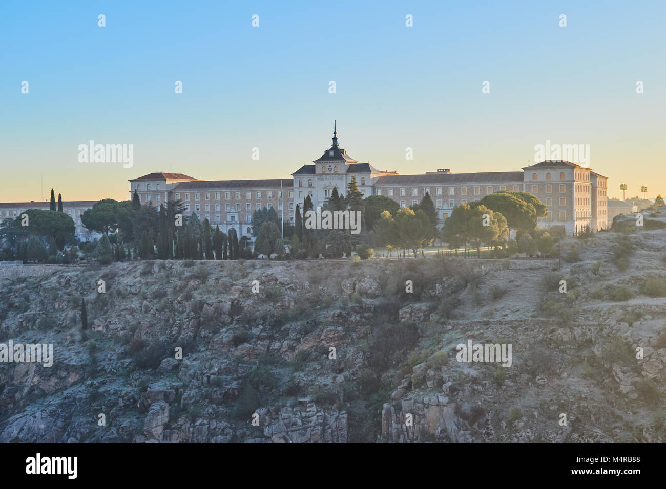Bella vista oriente sulla storica Accademia di fanteria, centro di formazione per la fanteria spagnola di Toledo, Castilla La Mancha, in Spagna Foto Stock