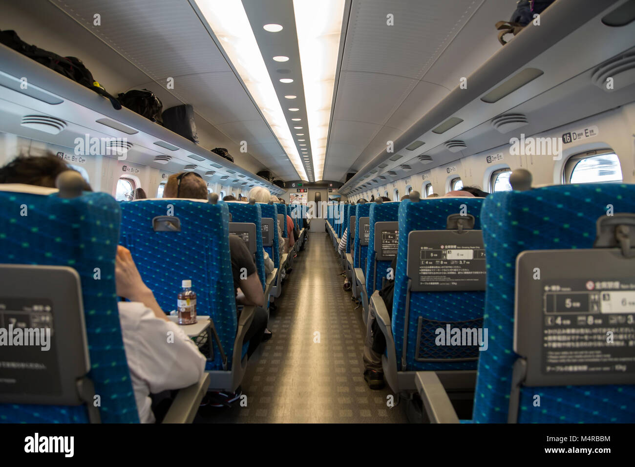 TOKYO, Giappone - 4 ottobre 2016: persone non identificate in treno a Tokyo in Giappone. Ferrovie Giapponesi hanno più di 21.000km di ferrovie in ogni prefettura Foto Stock