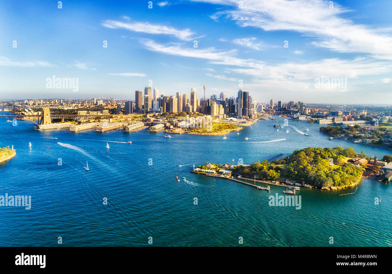 Le rocce, molo di Barangaroo di Sydney e il Sydney CBD della città i punti di riferimento intorno a Sydney Harbour su una soleggiata giornata estiva in vista aerea. Foto Stock
