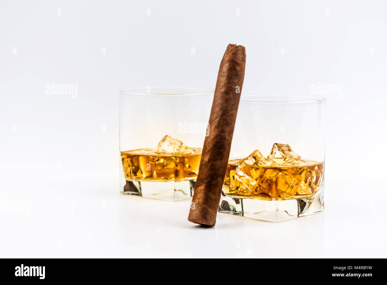 Whisky e whiskey Bourbon o con ghiaccio e sigaro su sfondo bianco Foto Stock